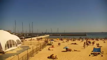 Ujęcie na szeroką plażę w Gdyni.