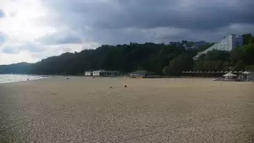 Ujęcie na szeroką plażę w Gdyni.