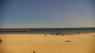 Ujęcie na szeroką plażę w Gdyni.