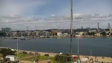 Widok na Marinę w Gdyni i nabrzeże młodych żeglarzy z kamery.