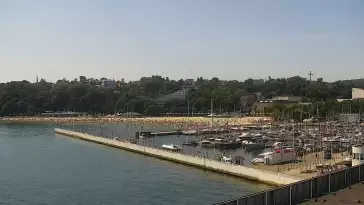 Widok na Marinę w Gdyni i nabrzeże młodych żeglarzy z kamery.