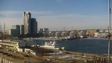 Widok na Marinę w Gdyni i nabrzeże młodych żeglarzy z kamery.