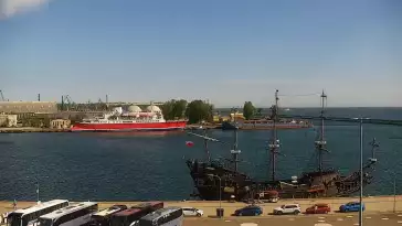 Widok na Marinę w Gdyni i nabrzeże młodych żeglarzy z kamery.