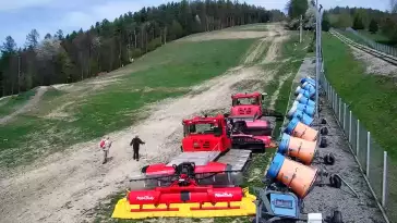 Ujęcie na dolną stację kolei linowo-terenowej na Górę Żar.
