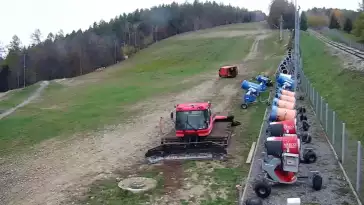 Ujęcie na dolną stację kolei linowo-terenowej na Górę Żar.