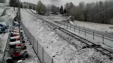 Ujęcie na dolną stację kolei linowo-terenowej na Górę Żar.