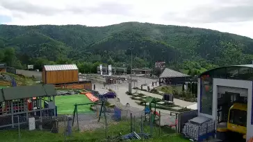 Ujęcie na dolną stację kolei linowo-terenowej na Górę Żar.