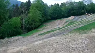 Ujęcie na dolną stację kolei linowo-terenowej na Górę Żar.