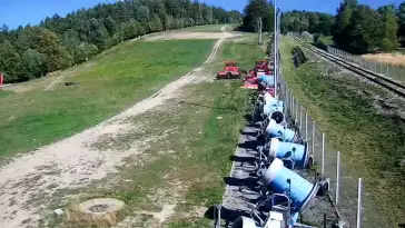 Ujęcie na dolną stację kolei linowo-terenowej na Górę Żar.