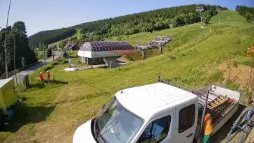 Ujmujący widok z kamery na stok z górnej stacji narciarskiej Grapa Zieleniec Duszniki-Zdrój.