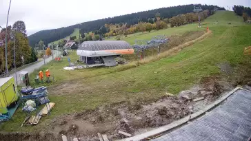 Ujmujący widok z kamery na stok z górnej stacji narciarskiej Grapa Zieleniec Duszniki-Zdrój.
