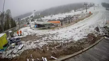 Ujmujący widok z kamery na stok z górnej stacji narciarskiej Grapa Zieleniec Duszniki-Zdrój.