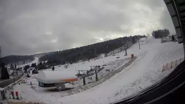 Ujmujący widok z kamery na stok z górnej stacji narciarskiej Grapa Zieleniec Duszniki-Zdrój.