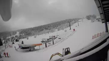 Ujmujący widok z kamery na stok z górnej stacji narciarskiej Grapa Zieleniec Duszniki-Zdrój.