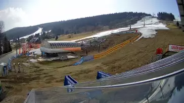 Ujmujący widok z kamery na stok z górnej stacji narciarskiej Grapa Zieleniec Duszniki-Zdrój.