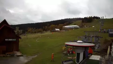 widok z dolnej stacji narciarskiej Gryglówka