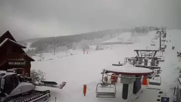 widok z dolnej stacji narciarskiej Gryglówka