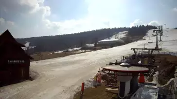 widok z dolnej stacji narciarskiej Gryglówka