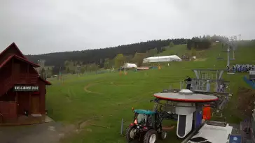 widok z dolnej stacji narciarskiej Gryglówka