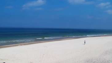 Widok na piękną, piaszczystą i szeroką plażę w Grzybowie w woj. zachodniopomorskim.