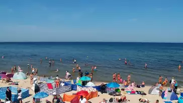 Widok na piękną, piaszczystą i szeroką plażę w Grzybowie w woj. zachodniopomorskim.