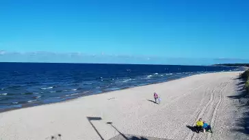 Widok na piękną, piaszczystą i szeroką plażę w Grzybowie w woj. zachodniopomorskim.