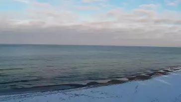 Widok na piękną, piaszczystą i szeroką plażę w Grzybowie w woj. zachodniopomorskim.