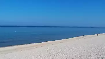 Widok na piękną, piaszczystą i szeroką plażę w Grzybowie w woj. zachodniopomorskim.
