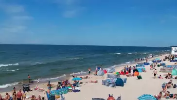 Widok na piękną, piaszczystą i szeroką plażę w Grzybowie w woj. zachodniopomorskim.