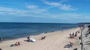 Widok na piękną, piaszczystą i szeroką plażę w Grzybowie w woj. zachodniopomorskim.