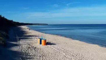 Widok na piękną, piaszczystą i szeroką plażę w Grzybowie w woj. zachodniopomorskim.