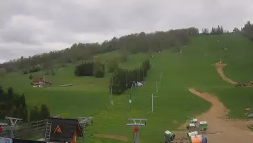 Widok na dolną stację wyciągu krzesełkowego na HARENDZIE.