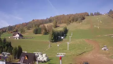Widok na dolną stację wyciągu krzesełkowego na HARENDZIE.