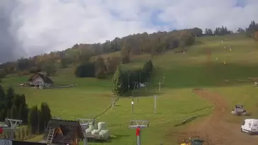 Widok na dolną stację wyciągu krzesełkowego na HARENDZIE.