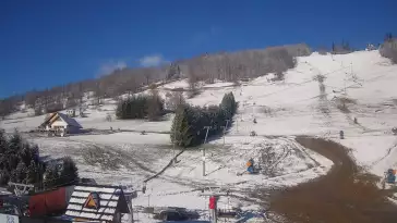 Widok na dolną stację wyciągu krzesełkowego na HARENDZIE.