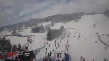 Widok na dolną stację wyciągu krzesełkowego na HARENDZIE.