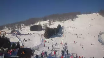 Widok na dolną stację wyciągu krzesełkowego na HARENDZIE.