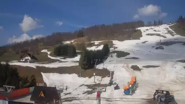 Widok na dolną stację wyciągu krzesełkowego na HARENDZIE.