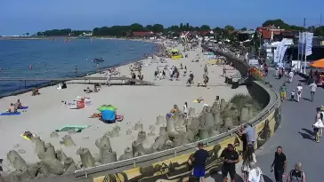 Ujęcie na słoneczne bulwary na wietrznym Półwyspie Helskim.