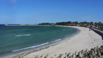 Ujęcie na słoneczne bulwary na wietrznym Półwyspie Helskim.