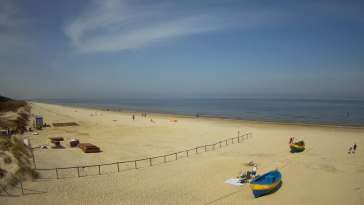 Jantar - widok na złocistą i słoneczną plaże.