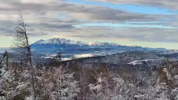 Widok na Tatry z obrotowej kamery na Jaworzynie Krynickiej