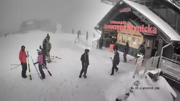 Widok na szczyt Jaworzyny Krynickiej i schronisko, w którym znajduje się muzeum i dyżurka GOPR-u