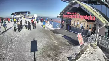 Widok na szczyt Jaworzyny Krynickiej i schronisko, w którym znajduje się muzeum i dyżurka GOPR-u