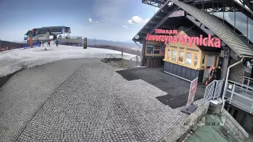 Widok na szczyt Jaworzyny Krynickiej i schronisko, w którym znajduje się muzeum i dyżurka GOPR-u