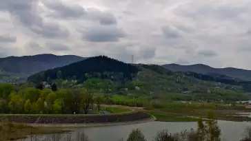 Widok z kamery ukazuje malowniczą linię brzegową, nad którą góruje charakterystyczna zapora w Świnnej Porębie