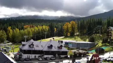 Arena Szrenica w Szklarskiej Porębie - widok na karczmę i stok.