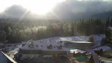 Arena Szrenica w Szklarskiej Porębie - widok na karczmę i stok.