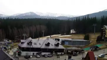 Arena Szrenica w Szklarskiej Porębie - widok na karczmę i stok.