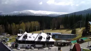 Arena Szrenica w Szklarskiej Porębie - widok na karczmę i stok.